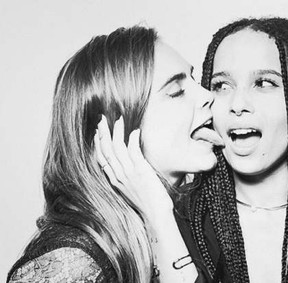 Están liadas Cara Delevingne y Zoë Kravitz