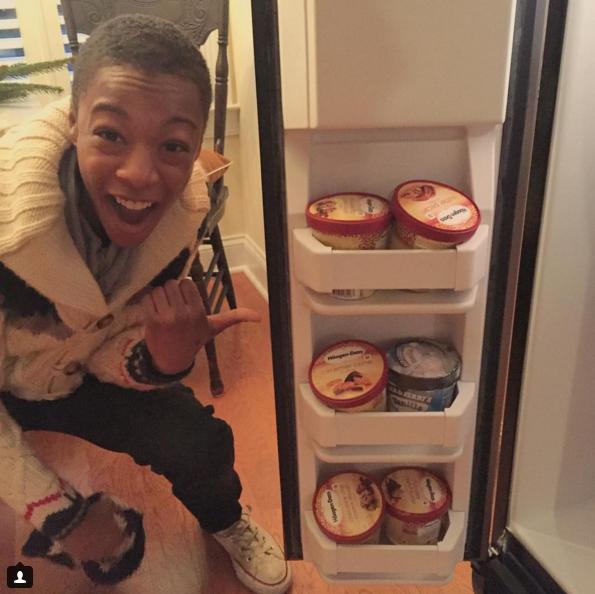 Samira Wiley, otra de las reclusas de Litchfield, ha llenado la nevera de helado. Pasará la noche de hoy en compañía de su chica Lou Morelli...