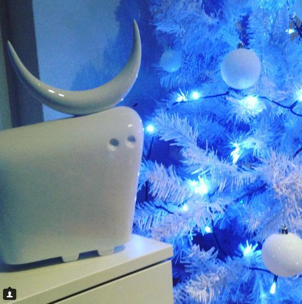 Vanesa Klein nos deseaba ayer unas felices fiestas con esta combinación de torito y árbol de navidad.