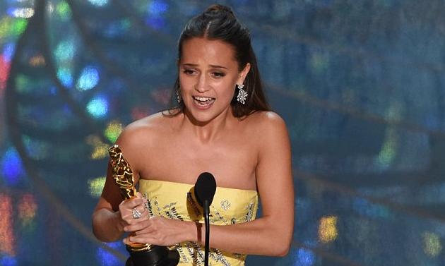 La sueca Alicia Vikander a quien ya habíamos disfrutado en "Ex-Machina" se llevó la estatuilla en si primera nominación como actriz de reparto por su papel en "La Chica Danesa"