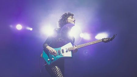 Annie Clark diseña una guitarra para chicas